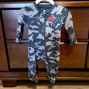 ❤️Baby Boy Nike Sportswear Camo Sleep & Play (3M)